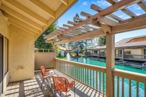 41 Fountain Grove Cir, Fairfield CA  94558-2483 exterior