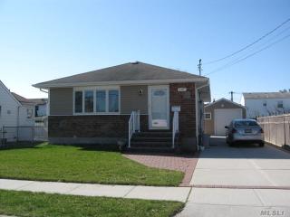 147 Princess St, Hicksville, NY 11801-1152