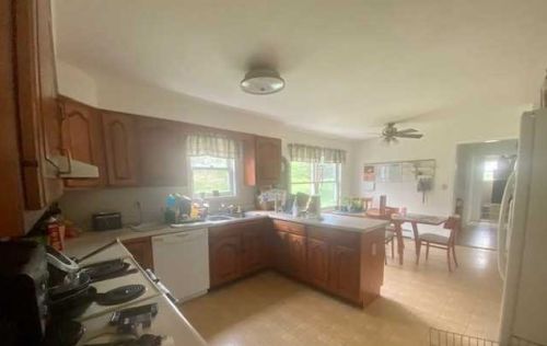 10 Rega Rd, Fishkill, NY 12524-2701