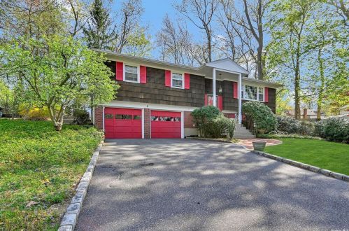 4 Laconia Ct, Elwood, NY 11731-1611