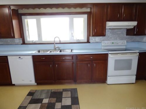 6 Ridgeland Cir, Wallingford CT  06492-2121 exterior