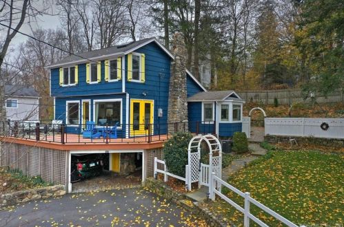 62 Crescent Dr, Ridgefield, CT 06877-1618