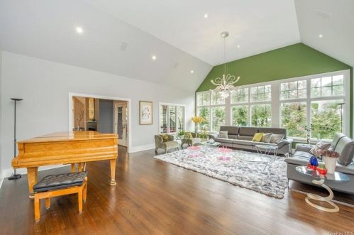 25 Hampton Rd, Scarsdale, NY 10583-3028