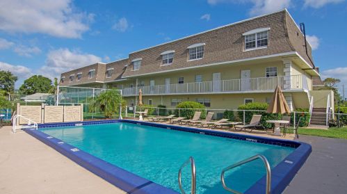 1901 Indian River Blvd, Vero Beach FL  32960-5210 exterior