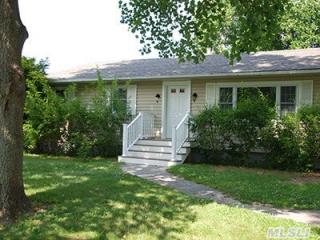 975 Little Neck Rd, Nassau Point, NY 11935-2113