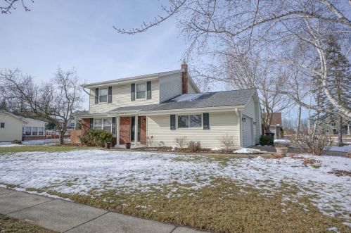 1571 Riverdale Dr, Oconomowoc, WI 53066-3437