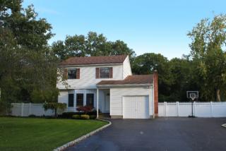 67 Sweetbriar Dr, Manor Park, NY 11950-1611