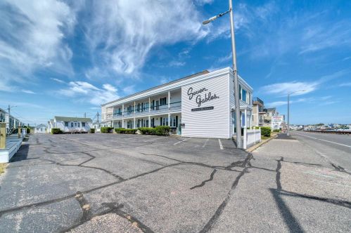 405 Ocean Blvd, Hampton, NH 03842-3635