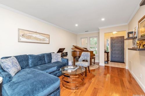 18 Adams St, Muttontown, NY