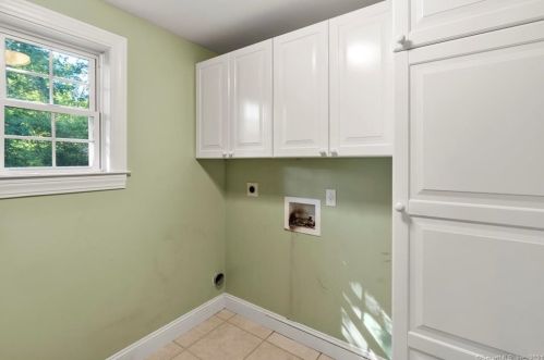 1 Barn Hill Rd, Bloomfield CT  06002-1218 exterior