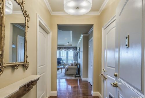 131 Roosevelt Way, Westbury, NY 11590-6671