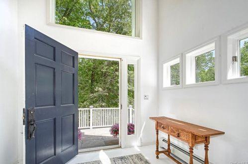 19 Gregory Ln, Millwood, NY 10546-1039