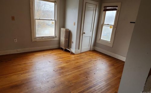 38 Crescent Pl, Middletown NY  10940-5627 exterior