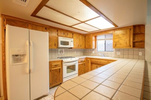 531 Francis St, Bakersfield, CA 93308-2351