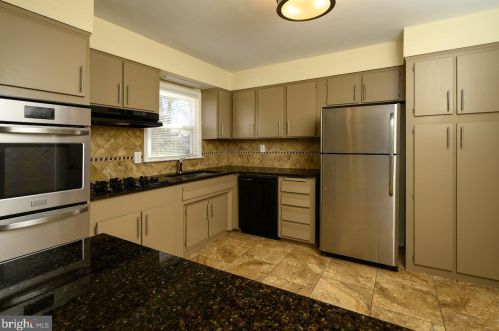 16 Gloucester Ln, Trenton NJ  08618-1006 exterior