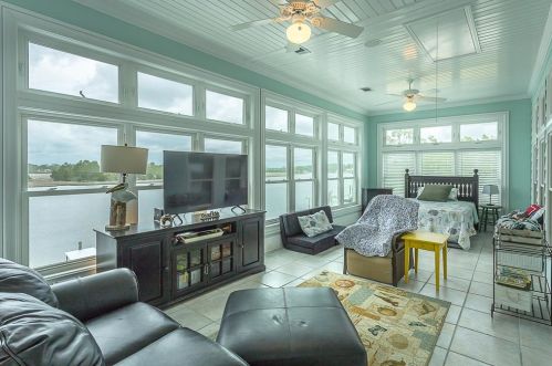 601 Riverview Dr, Carrabelle FL  32322-5054 exterior
