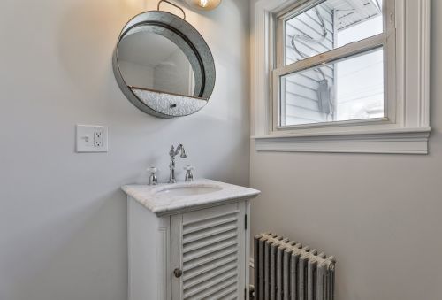 11 Charles St, Nashua, NH 03064-2631