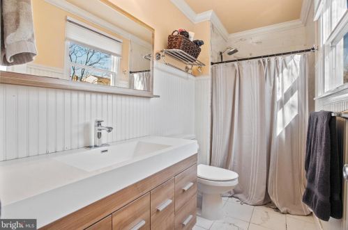 300 E St, Purcellville VA  20132-3317 exterior