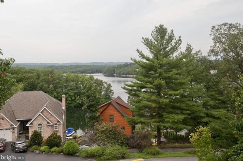 125 Waterside Ln, Cross Junction, VA 22625-2469