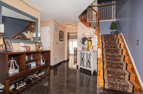7 Van Wort Dr, Garnerville, NY 10923-1922