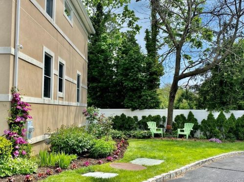 6 Villa Promenade, Bayshore, NY 11706-8437