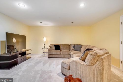 9111 Meadowcreek Ln, Lorton VA  22079-3238 exterior