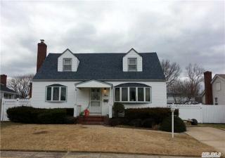 3 Summit St, Hicksville, NY 11801-3354