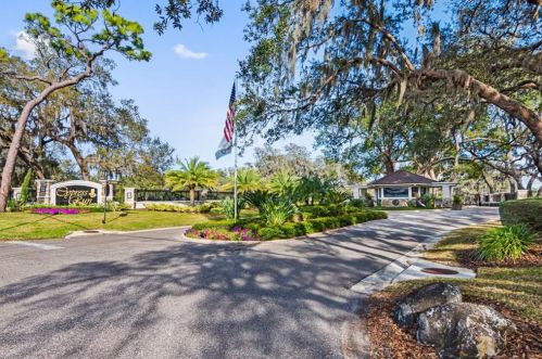 2631 Royal Liverpool Dr, Tarpon Springs FL 34688-6336 exterior