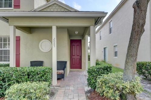 2085 Avon Park Dr, Fort Pierce, FL 34952-7798