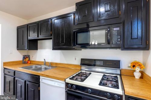 5712 Roundtree Dr, Woodbridge, VA 22193-3715