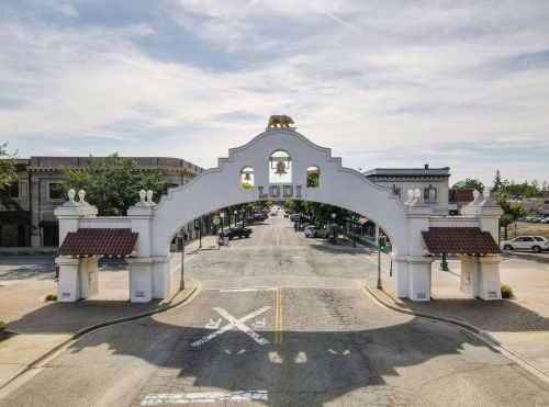 309 Chestnut St, Lodi CA  95240-4017 exterior