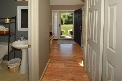 4 Lookout Lndg, Ellington CT  06029-2543 exterior