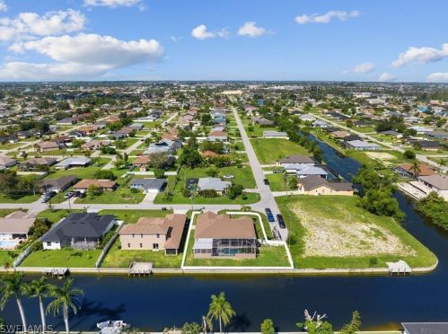 201 4th Pl, Cape Coral FL  33990-1042 exterior