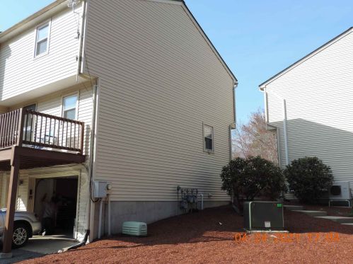 43 Stonegate Ln, Derry NH  03038-2566 exterior