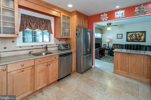 16 Vanderveer Dr, Lawrence Township NJ  08648-3151 exterior