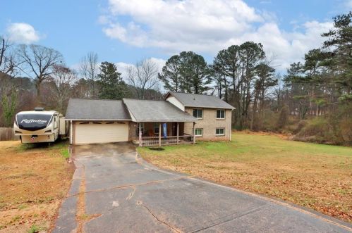 831 Hearthstone Dr, Stone Mountain, GA 30083-2517