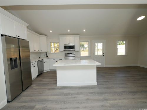 559 Canal Rd, Mount Sinai NY  11766-3304 exterior