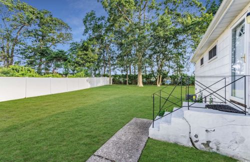 22 Strathmore Dr, Babylon NY  11703-3713 exterior