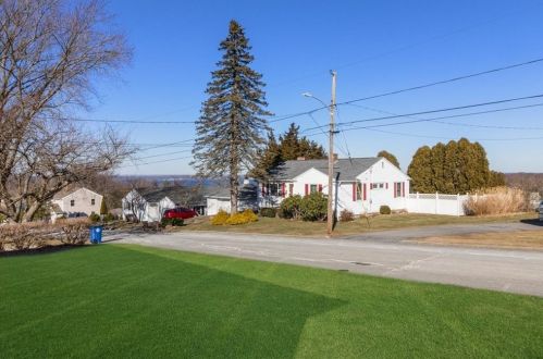 59 Grinnell Ave, Tiverton RI  02878-1901 exterior