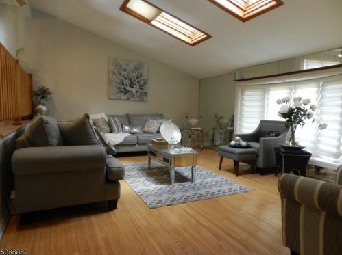 25 Thomas Rd, East Brunswick, NJ 08816-4423
