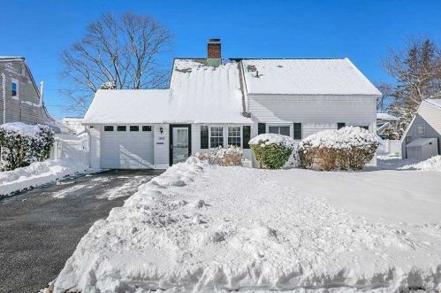 202 Friends Ln, Westbury, NY 11590-6507