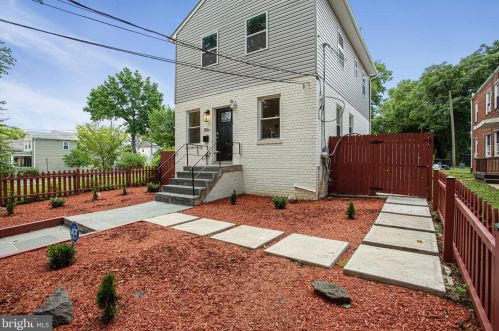 4815 Meade St, Washington, DC 20019-3949