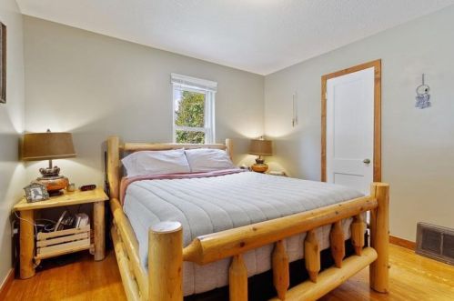 407 3rd St, New Johannesburg WI  54017-2012 exterior