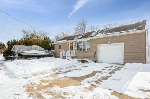 24 Leibrock Ave, North Lindenhurst, NY 11757-1824