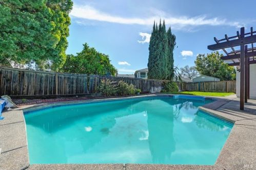 681 Seville Ln, Vacaville CA  95688-2044 exterior