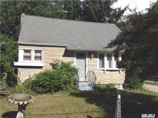 39 Ardmour Dr, Manor Park, NY 11950-2017
