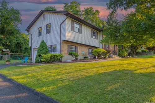 9 Mountainview Dr, Thiells, NY 10984-1410