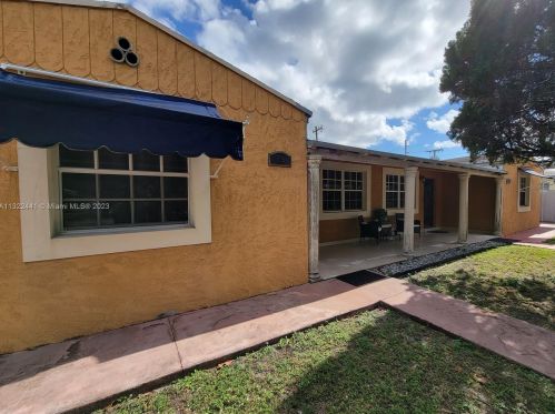 17 Suffolk Ave, Hialeah FL  33010-5035 exterior