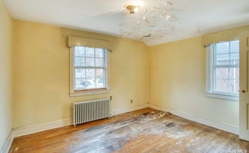 3 Revere Dr, Floral Park NY  11001-2814 exterior