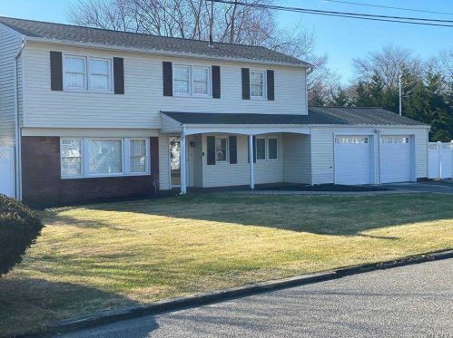 320 Glynn St, Babylon, NY 11703-3504
